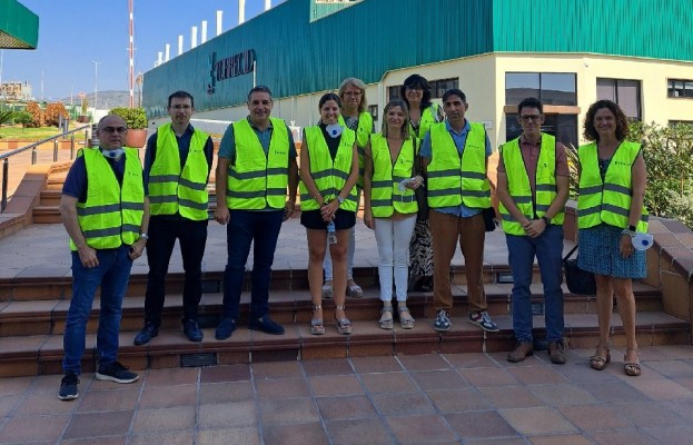 La dirección de la ESTCE de la UJI visita la planta de Torrecid para conocer sus procesos de I+D+i 