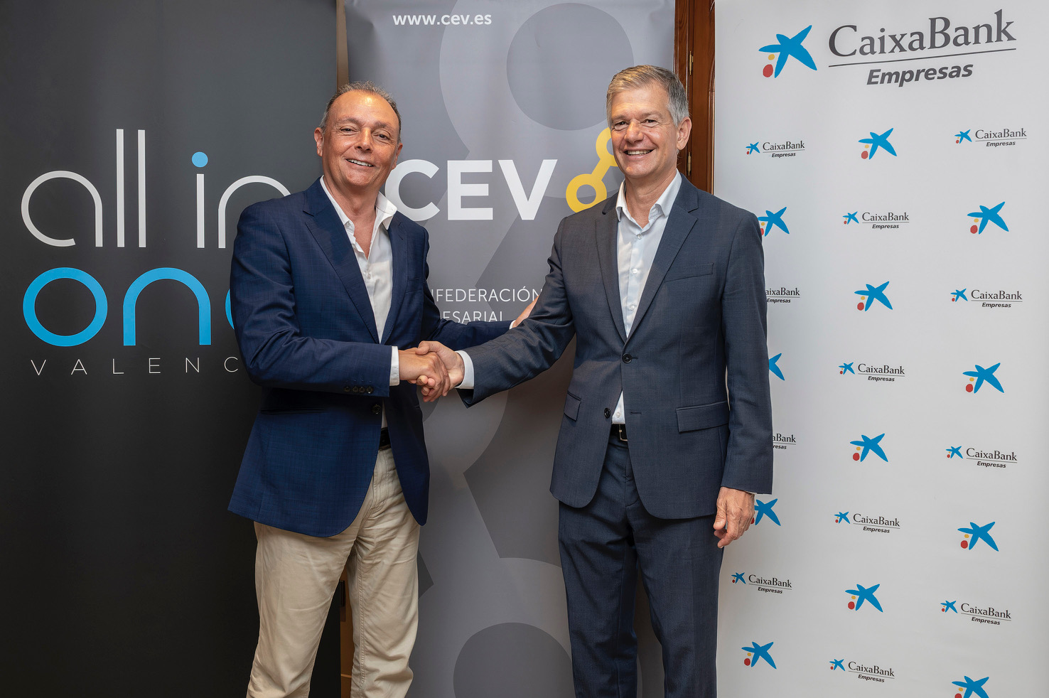 Salvador Navarro, presidente de la CEV y Xicu Costa, director territorial de CaixaBank en la Comunitat Valenciana. - 