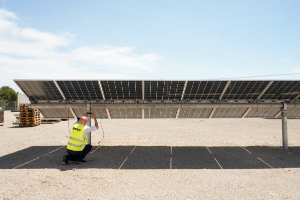 PVH, la valenciana que controla el 10% de la producción mundial de seguidores solares