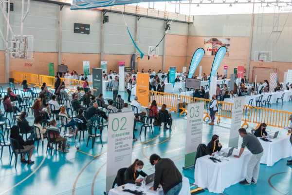 El primer Foro de Empleo de Massanassa consigue la inserción de 57 personas desocupadas