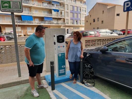 Sueca ofrece dos nuevos puntos de carga gratuita para vehículos eléctricos en Les Palmeres