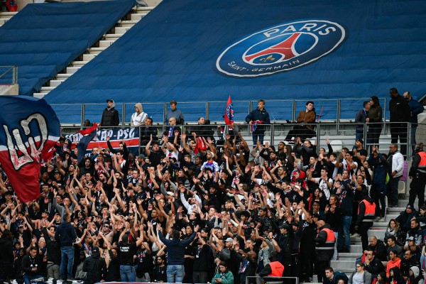 La UEFA lanza un programa para observar si es seguro volver a las gradas de pie en los estadios