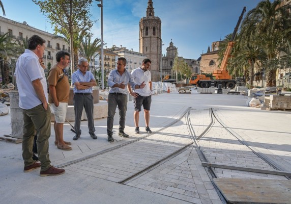 Organizan la carga y descarga de la plaza de la Reina antes de su reapertura peatonalizada