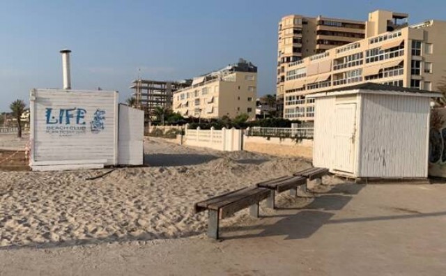 Alicante y Costas buscan una solución para reubicar un chiringuito tras las quejas vecinales