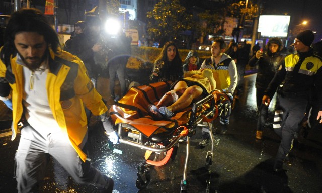 Al menos 39 muertos y decenas de heridos en un ataque en una discoteca de Estambul