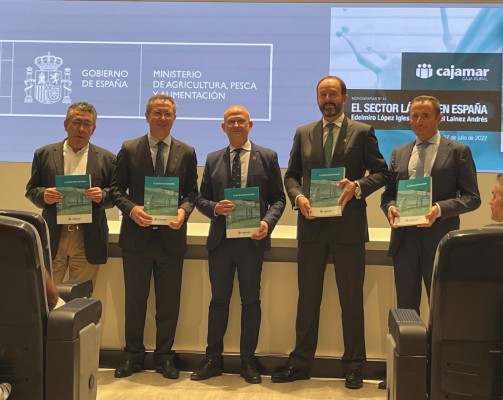 Cajamar aborda las claves de futuro del sector lácteo en un nuevo libro