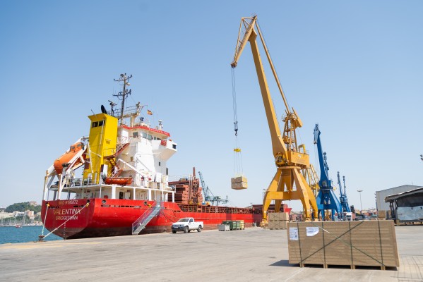 TMC estrena una nueva línea en el Puerto con el envío de 2.500 toneladas de tableros de madera a Egipto
