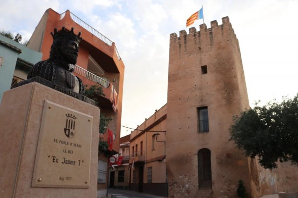 La Torre Árabe de Albal ya está custodiada por la figura de Jaume I