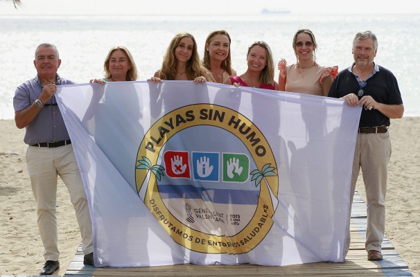Puçol formaliza su incorporación a la Red de Playas sin Humo con la entrega de un distintivo