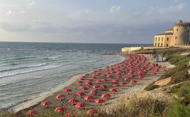 Las playas de Murcia y Alicante amanecen con 600 sombrillas para combatir la ola de calor
