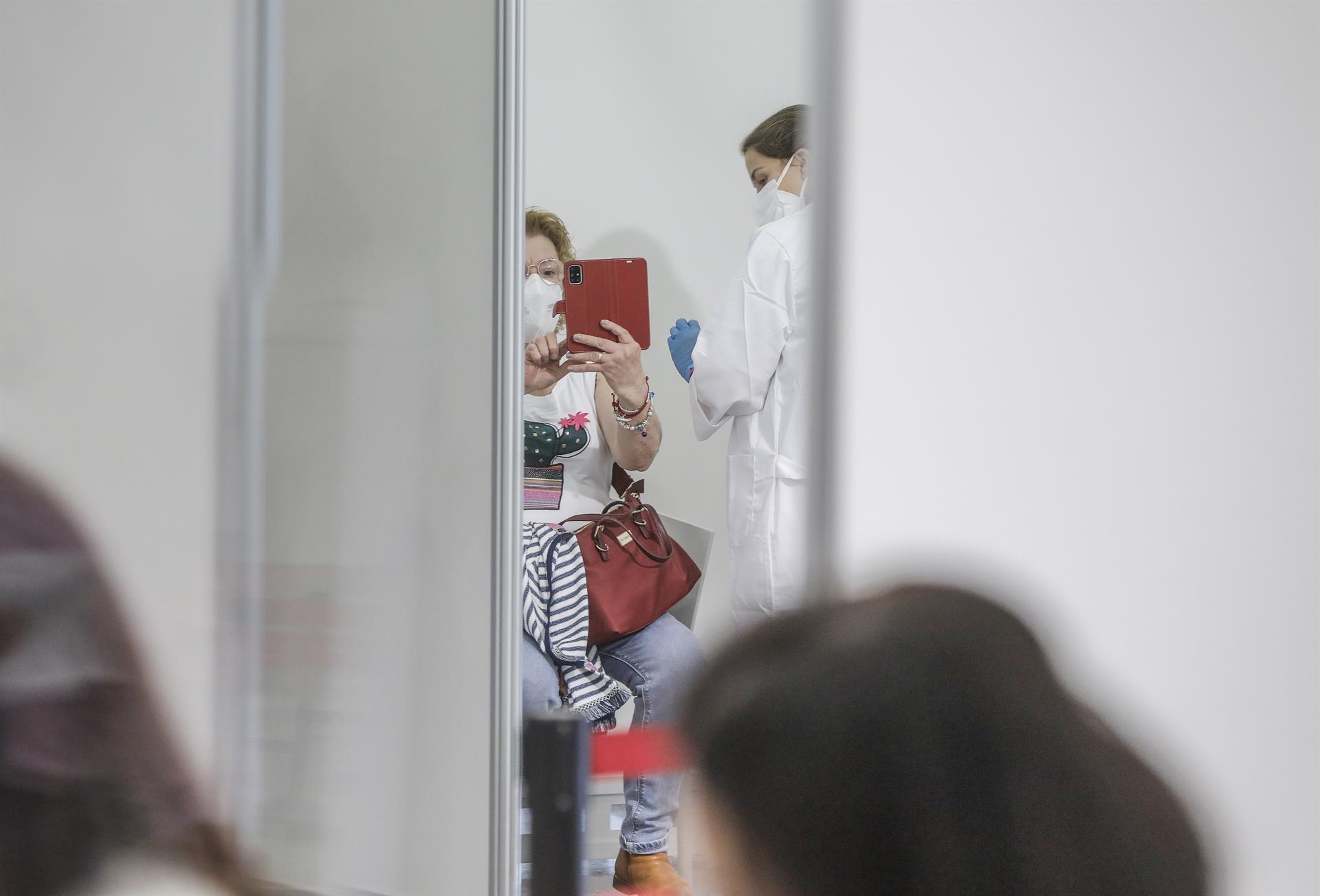 Los contagios y hospitalizaciones se mantienen en Alicante y se registran 16 fallecidos más