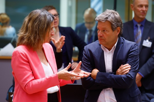 España pone sobre la mesa sus reservas de gas licuado para evitar la reducción al consumo 