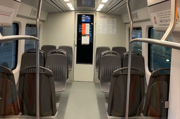 FGV instala nuevos asientos en los tren-TRAM de Alicante para mejorar su limpieza y conservación