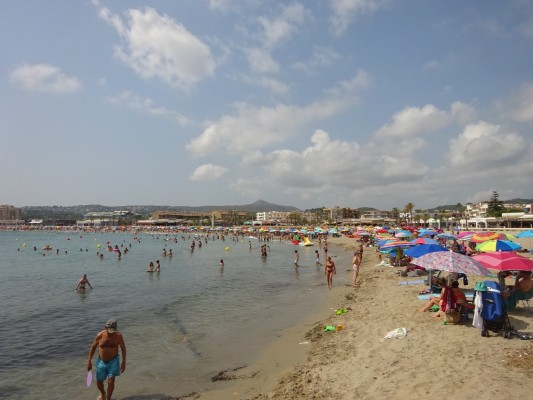 Xàbia cierra la playa del Arenal al detectar la presencia de vertidos microbiológicos