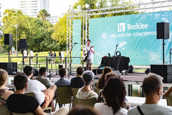 Los músicos de Berklee actúan en el entorno del Museu de les Ciències