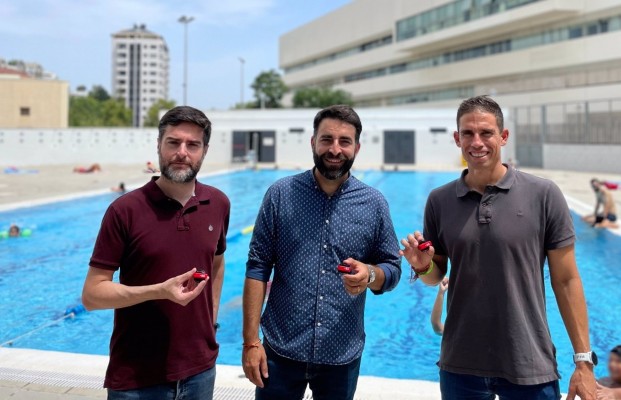 Tres piscinas municipales estrenan un sistema antiahogamiento con alarmas para los socorristas