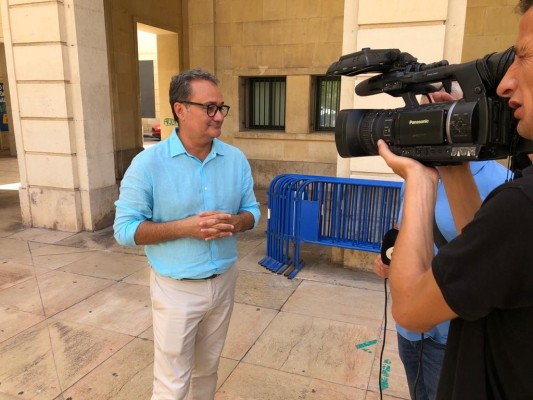 Siete de los ediles del PSOE solicitan el relevo de Sanguino; el portavoz pide amparo a Madrid