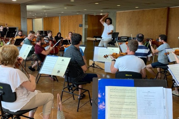 Las Gredas de Bolnuevo acogen un concierto 'mágico' de la OSRM bajo la batuta del rumano Mihnea Igna