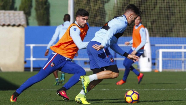 La plantilla del Levante se entrenó por primera vez en 2017
