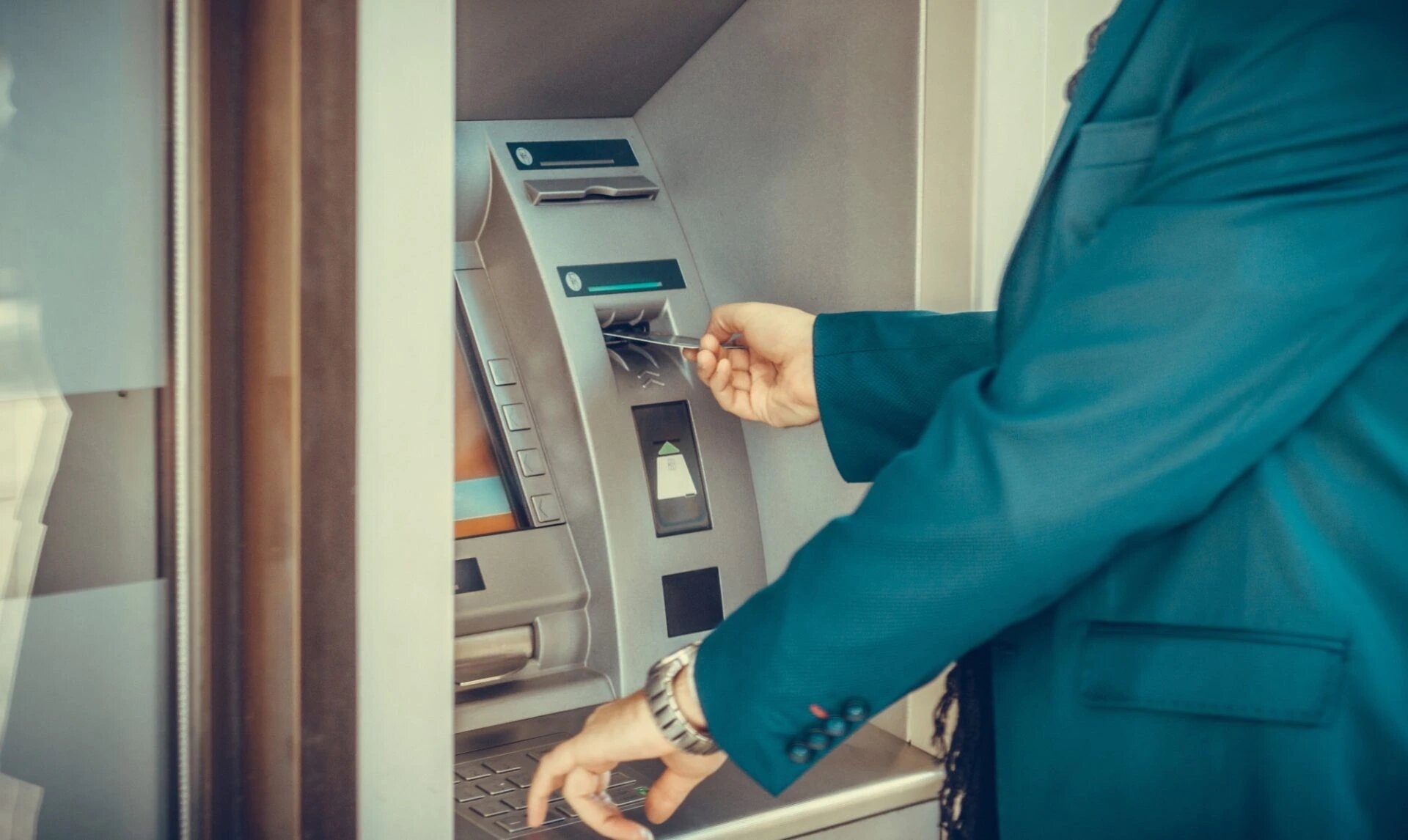 Correos cuenta ya con 129 cajeros en más de cien municipios para compensar la falta de bancos