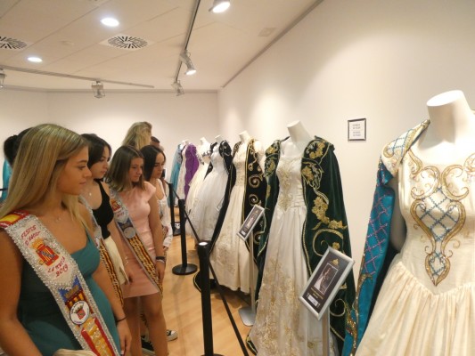 La Nucía inaugura 'L’Exposició de Vestits de Reina. 50é aniversari', visitable hasta el 31 de agosto 
