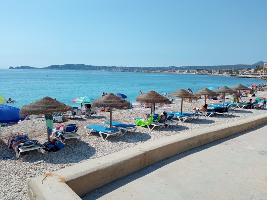Xàbia ingresará más de 425.000 euros por los chiringuitos y hamacas

