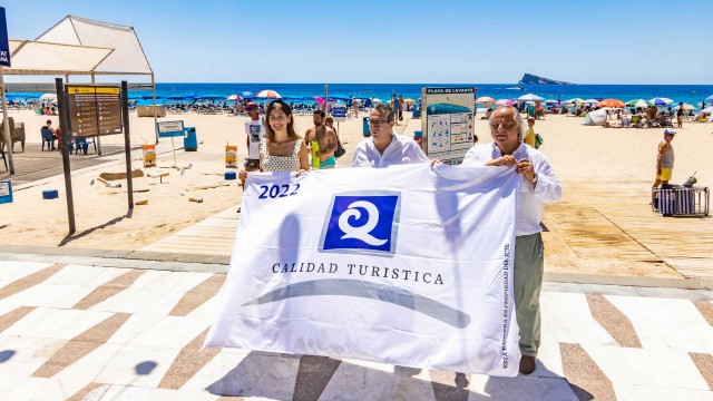 Las banderas ‘Q’ de Calidad Turística lucen ya en las playas de Benidorm 