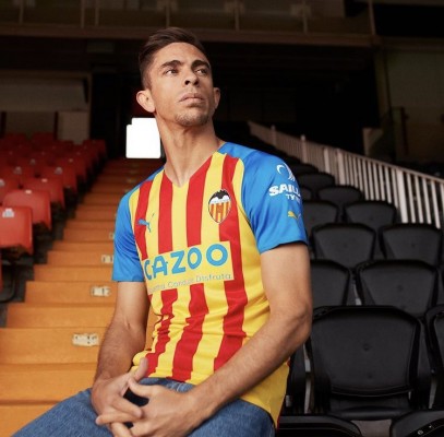Así es la senyera, tercera camiseta del Valencia CF, para la temporada 2022-2023