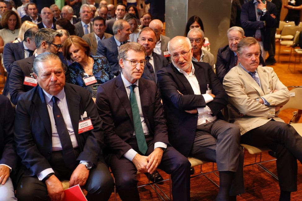 Alberto Núñez Feijóo, este jueves, junto a Vicente Boluda y Juan Roig. Foto: EVA MÁÑEZ - 