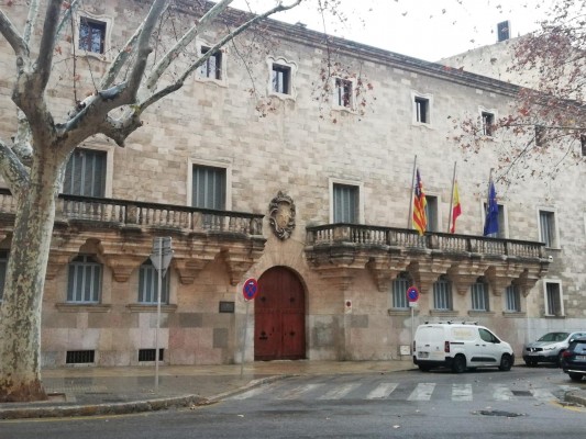 Prisión provisional eludible bajo fianza para el futbolista Atakan Karazor por un delito de agresión sexual