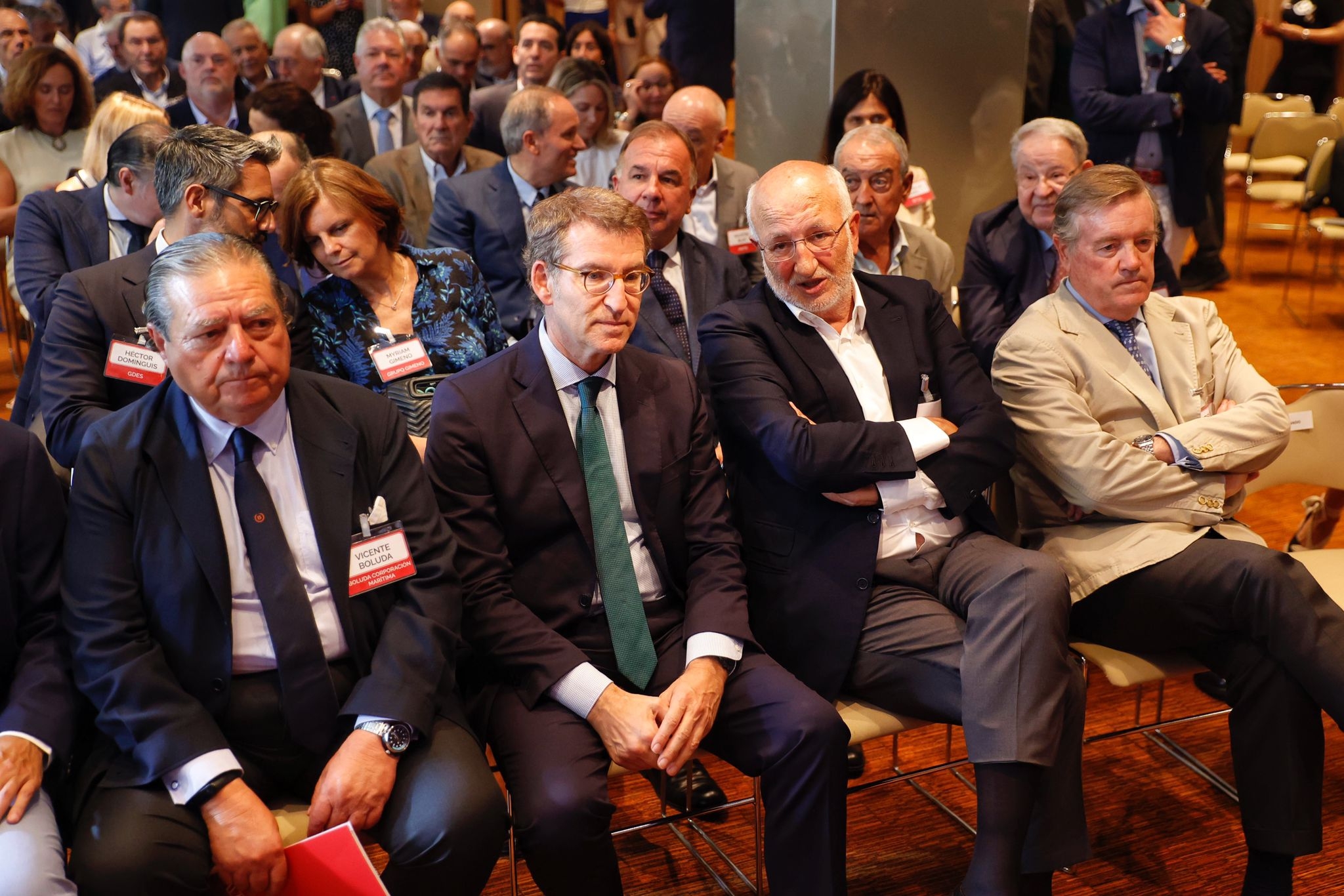 Alberto Núñez Feijóo, este jueves, junto a Vicente Boluda y Juan Roig. Foto: EVA MÁÑEZ - 