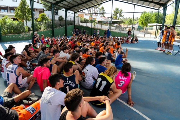 La plantilla masculina de 3x3 visita Calvestra
