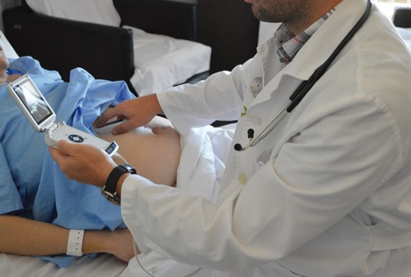 El Hospital de Dénia participa en un estudio sobre ecografía de bolsillo para la detección de infecciones cardíacas

