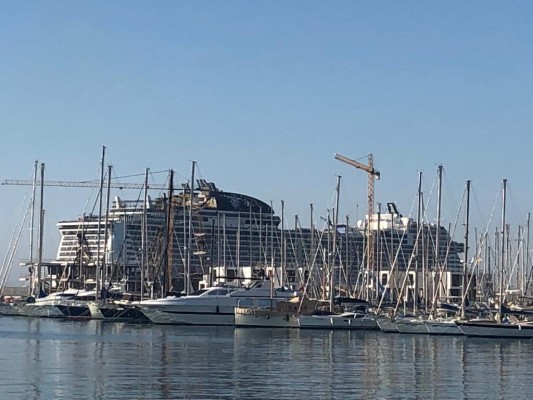 Alicante recibe al MSC Virtuosa con un impacto estimado de 420.000 euros en consumo local