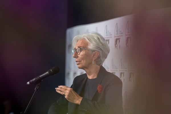 Lagarde (BCE) avisa de que sube la presión sobre la inflación y se frena la economía