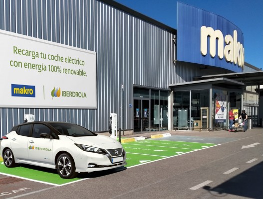 Iberdola instala un punto de recarga de vehículos eléctricos en Makro Castellón 