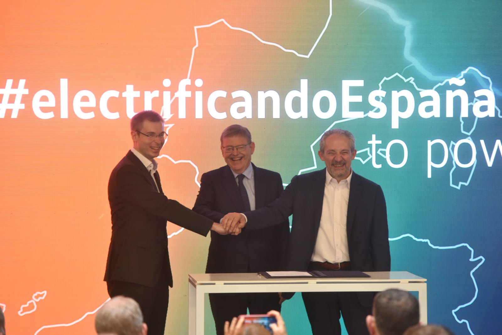 Firma del convenio con PowerCo. Foto: KIKE TABERNER - 