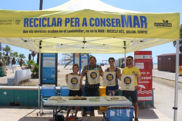 La campaña de concienciación 'Reciclar para ConserMar' llega a las playas de Burriana 