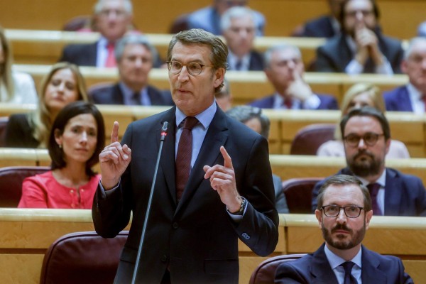 Feijóo se equivoca en el Senado y vota a favor de la reforma de Sánchez para el TC