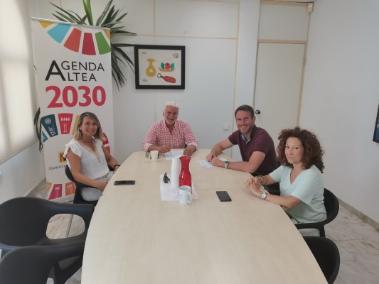 El Ayuntamiento y Avibe firman un convenio de colaboración para la promoción turística de Altea