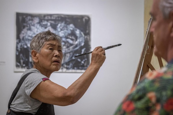El Palacio Almudí acoge a la japonesa Miwako Yamaguchi: mujeres, flores y pintura en directo