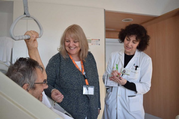 Theresa May galardona a una británica residente en Dénia por su labor de voluntariado
