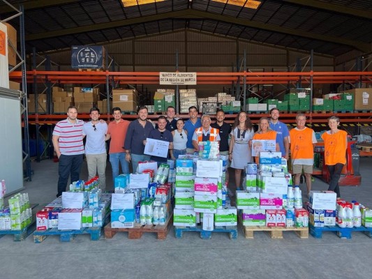 Nuevas Generaciones Región de Murcia recoge 2.000 litros de leche para el Banco de Alimentos