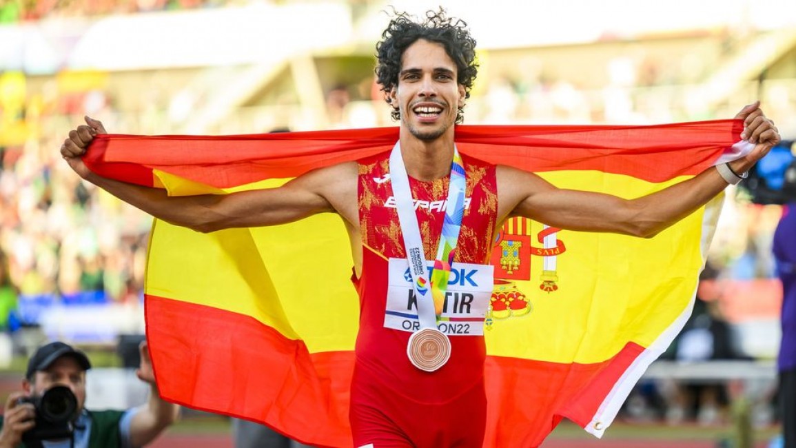 Katir, con su medalla y la bandera de España. Foto: JEAN CHRISTOPHE BOTT. EFE - 