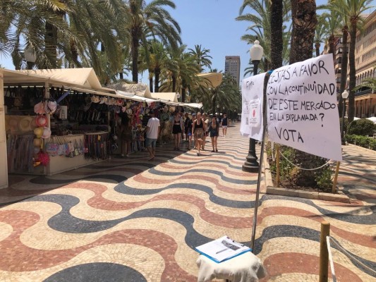 Los puestos de Playa de San Juan también rechazan su reubicación y la oposición reclama diálogo