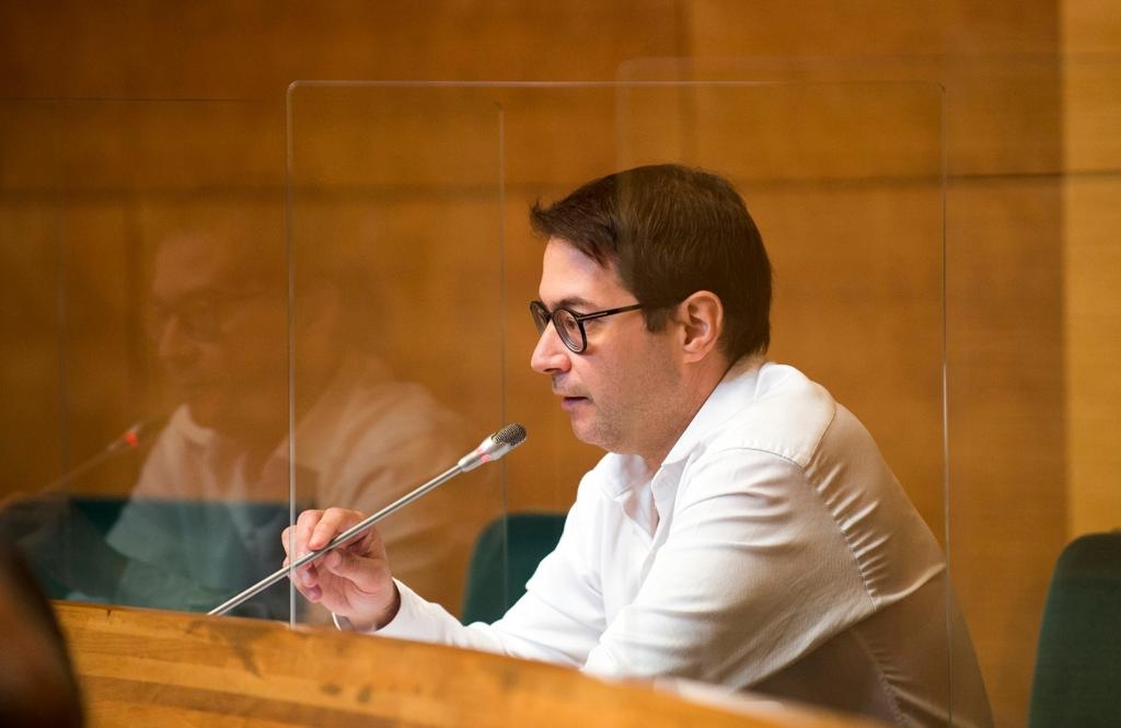Joan Sanchís durante la defensa de la moción. Foto: La Vall Ens Uneix - 