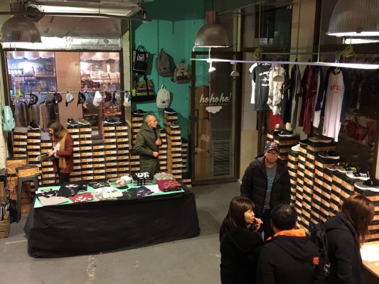 Mustang se queda con la cadena valenciana de tiendas de ropa 'streetwear' WAU