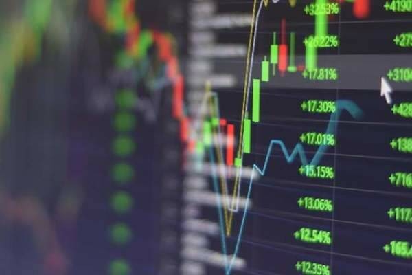 El tirón alcista de la banca devuelve al Ibex 35 a los 8.000 puntos a media sesión