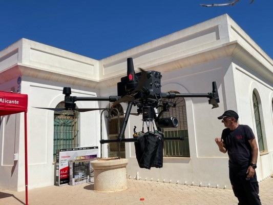 Los bomberos de Alicante ponen a prueba el rescate en el mar con drones para salvar vidas