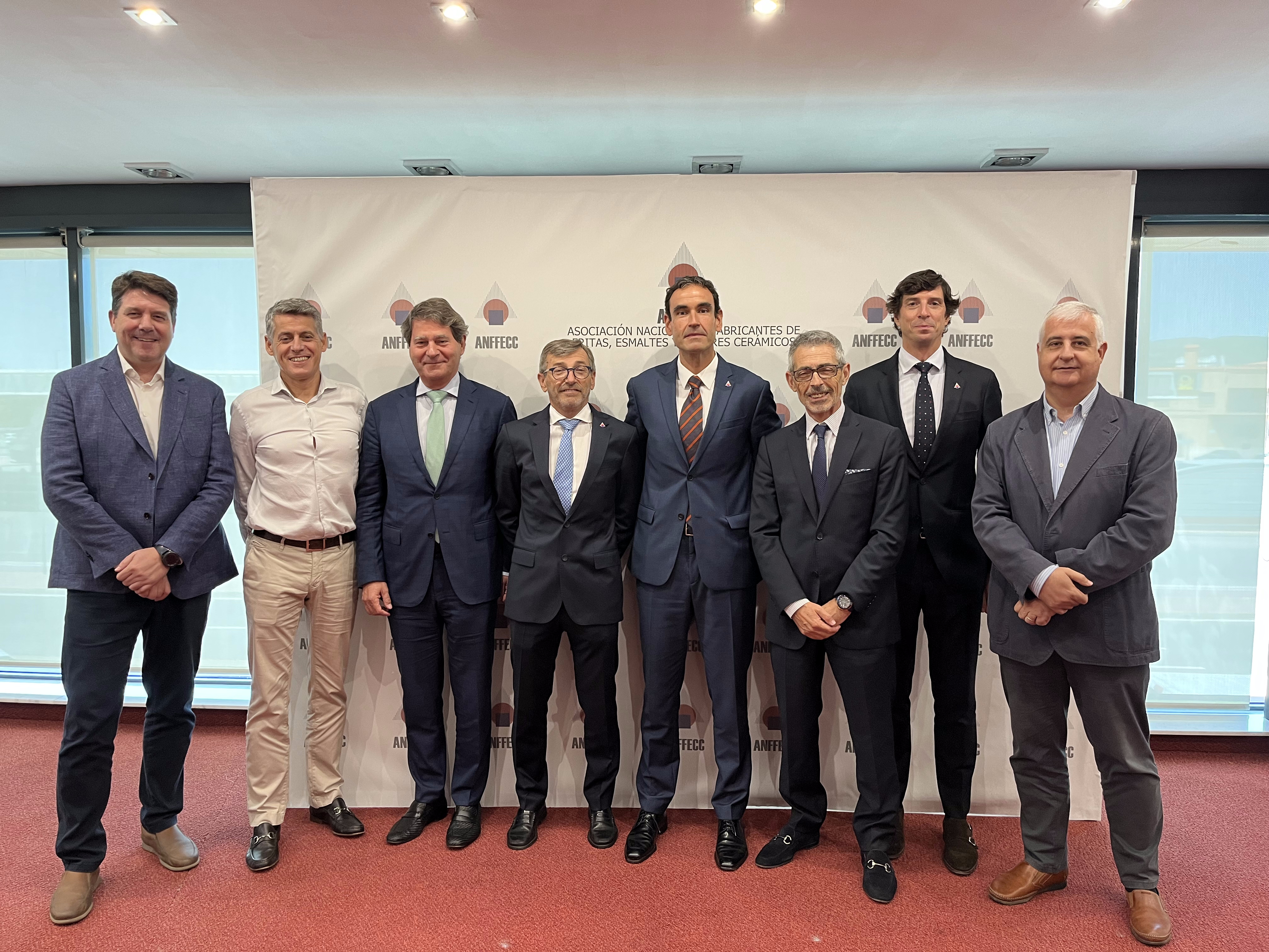 La nueva junta de gobierno de la patronal esmaltera, con Joaquín Font de Mora y Fernando Fabra en el centro. - 